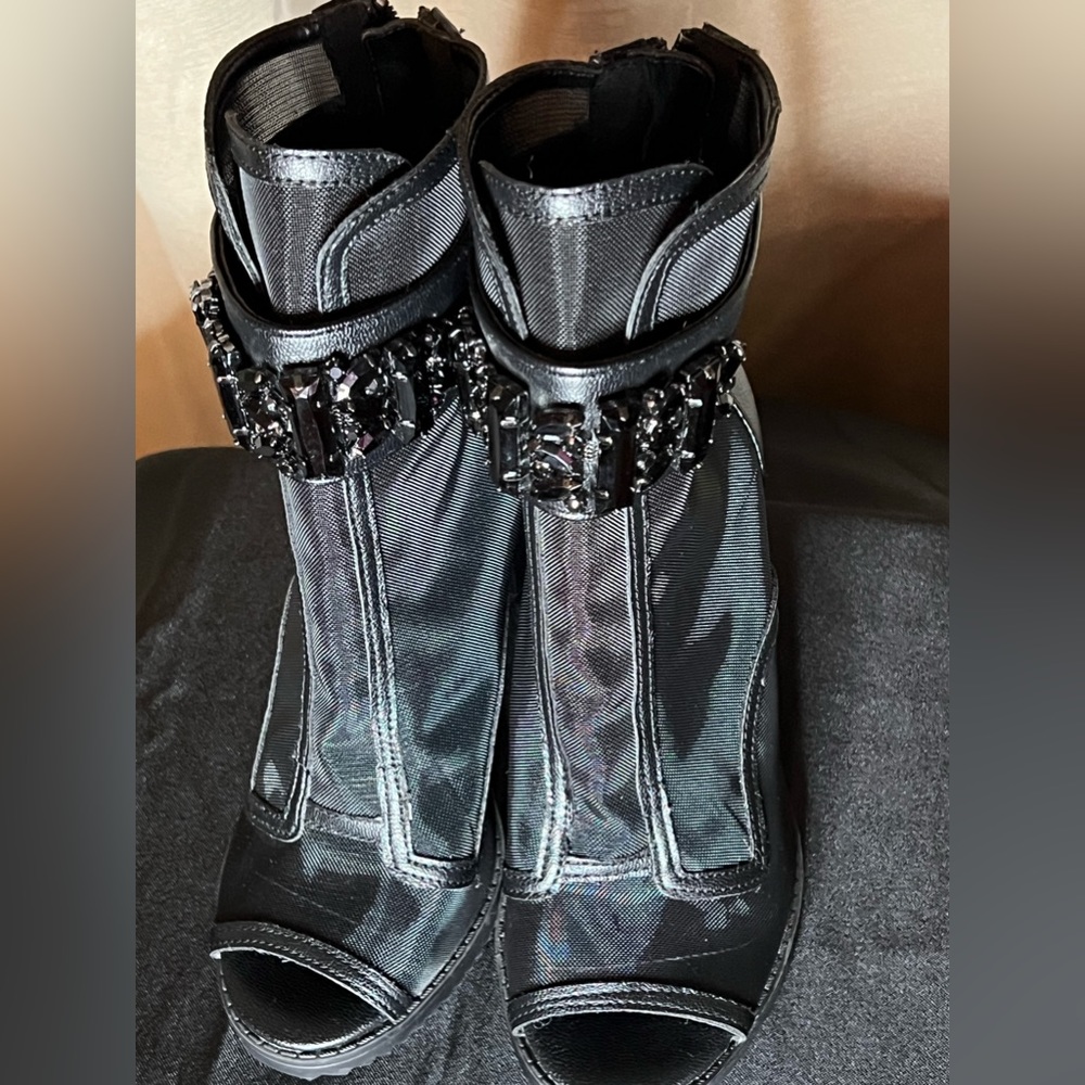 NWT NWOB Karl Lagerfeld black open toe booties. 5’ heels women’s size 6. - Picture 3 of 8